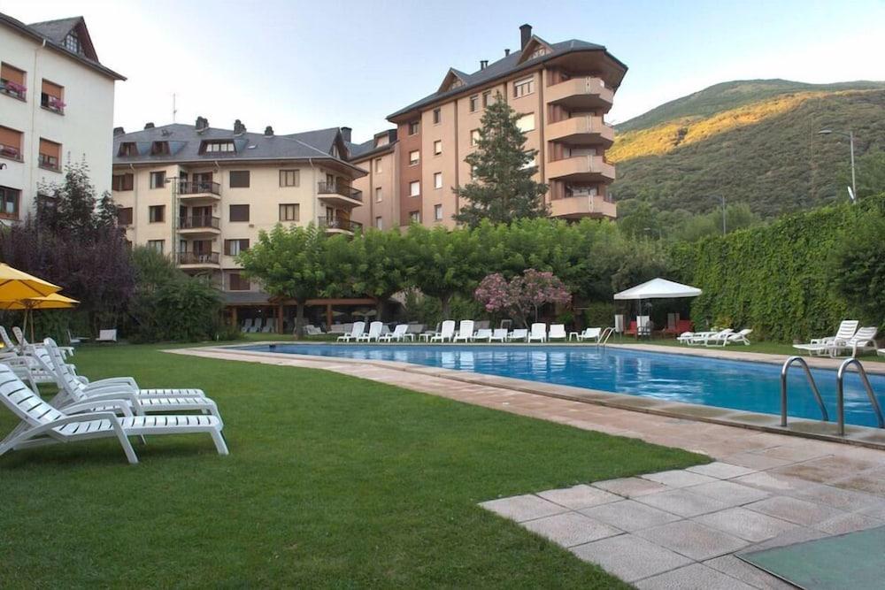 Apartamentos Pessets Adelaida Sort Bagian luar foto