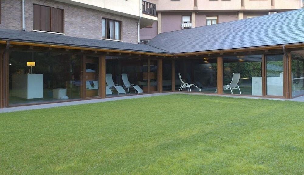 Apartamentos Pessets Adelaida Sort Bagian luar foto