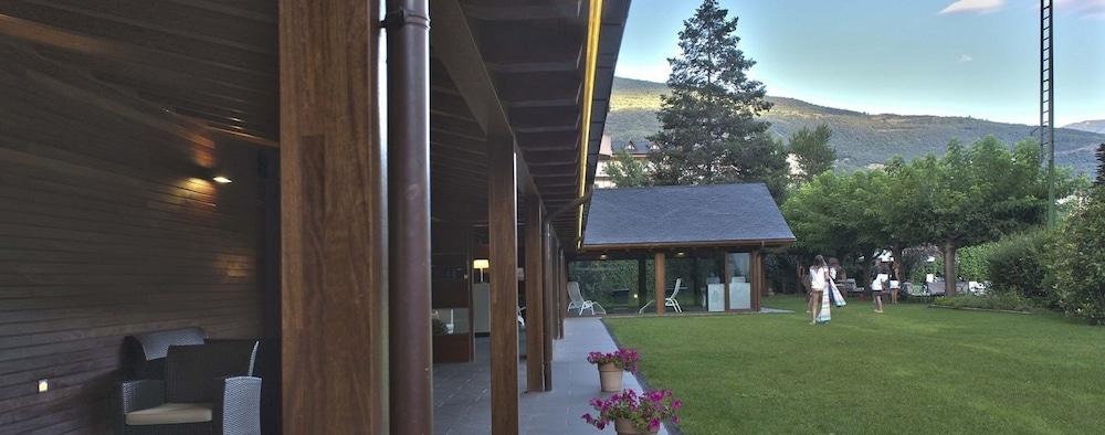Apartamentos Pessets Adelaida Sort Bagian luar foto