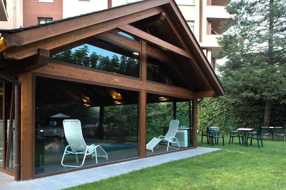 Apartamentos Pessets Adelaida Sort Bagian luar foto