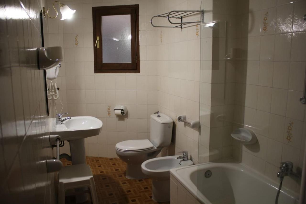 Apartamentos Pessets Adelaida Sort Bagian luar foto